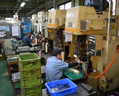 西都プレス工業株式会社の金属プレス加工