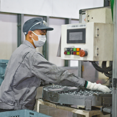 愛中理化工業株式会社の切削加工機
