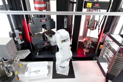 インストロンジャパンカンパニイリミテッドの万能試験機