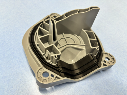 東和プラスチックス株式会社の2色成形