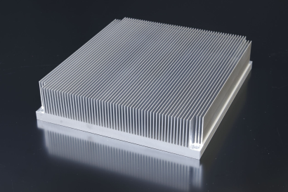 株式会社丸三電機の強制空冷ヒートシンク