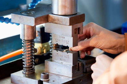 オクノグローバルテック株式会社のカシメ加工