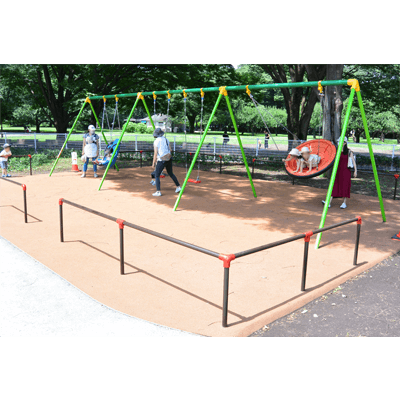 遊具 インクルーシブ 3連ぶらんこ境界柵 ZFE-363-日都産業株式会社