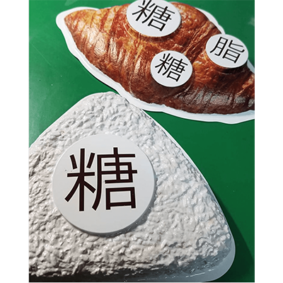 販促品POP 印刷成型により立体感抜群のクロワッサンとおにぎりの立体POP-株式会社吾嬬製作所