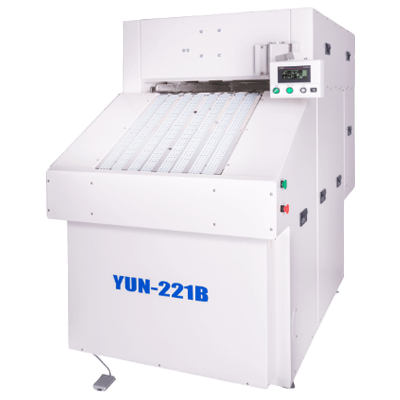 ユニフォーム仕上げ機 白衣用ユニフォームフォルダー YUN-221B-ワイエイシイマシナリー株式会社