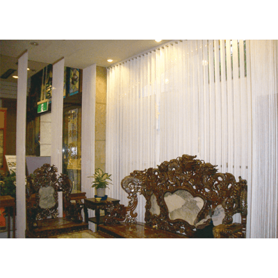 ボリュームのある特殊コードを使用したデコレーションブラインド インフィーロ バーチカルブラインド100-東京ブラインド工業株式会社