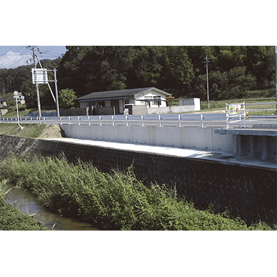 車両用防護柵基礎一体擁壁 UMウォールG型-大和クレス株式会社