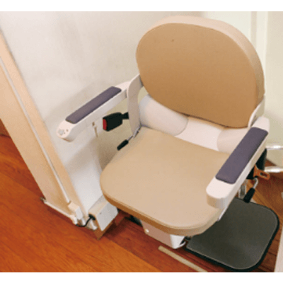 スリム・コンパクトな曲線型階段昇降機 タスカルアルーラ-有限会社スマイルケア