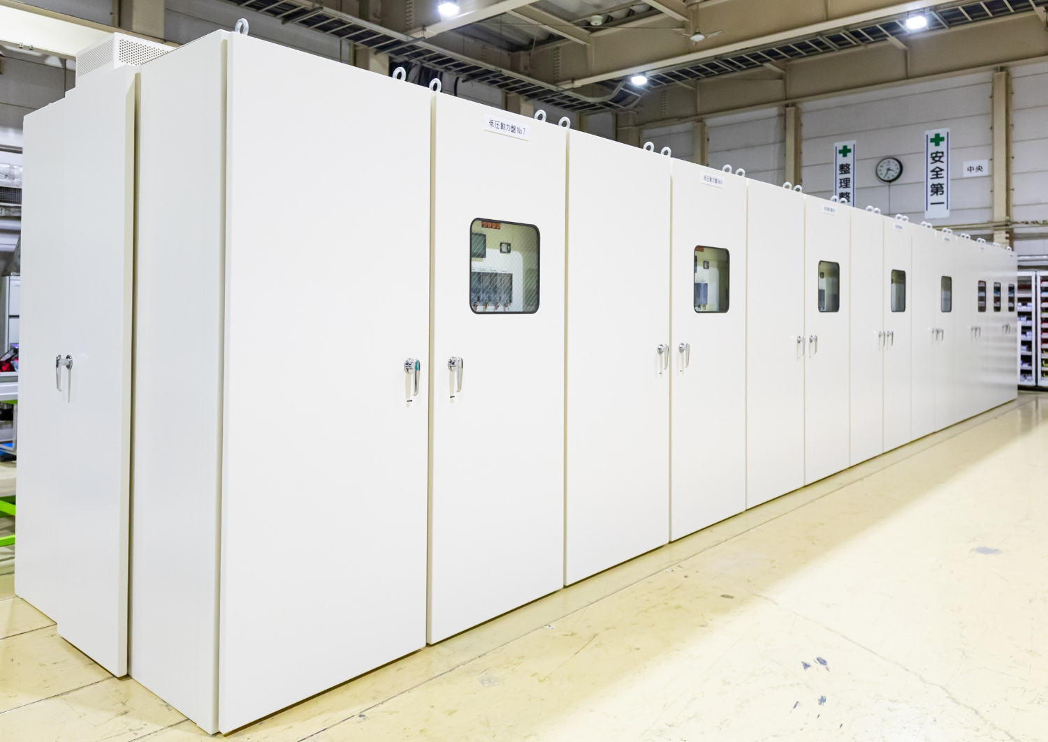 We handle everything from design to sheet metal work, painting, and assembly, and can smoothly respond to changes. High and low voltage power receiving equipment, control panels, and instrumentation panels.-Toyo Electronics Industry Co., Ltd.