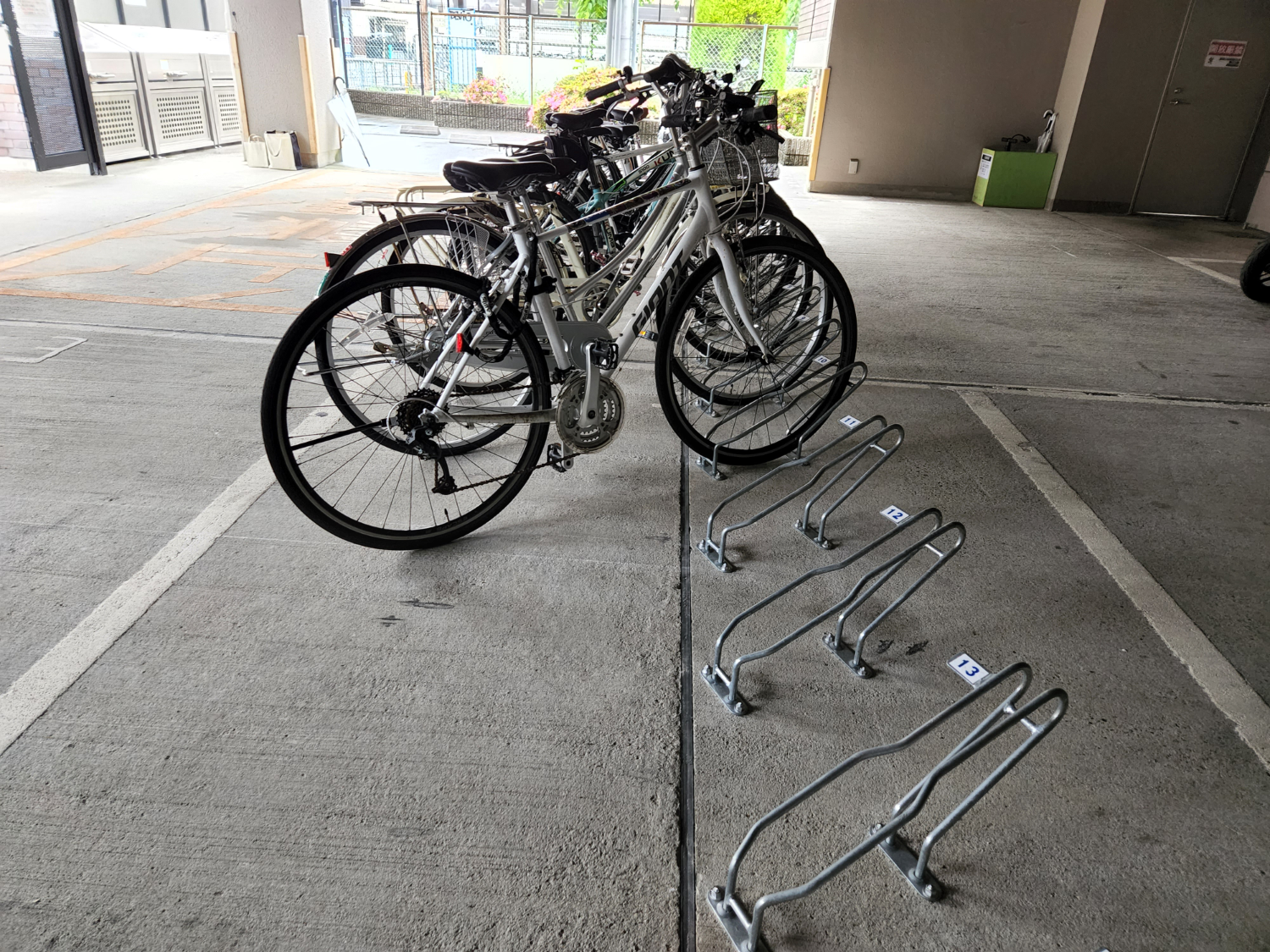 左右に開いて出し入れしやすいサイクルラック  前輪平置き  ゆとり配置（子供乗せ電動自転車に対応、堅牢でサビに強く管理が容易）-リンテック工業株式会社