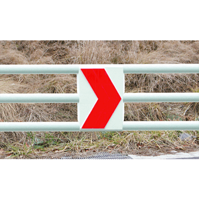 樹脂製縁石・カバー ガイドアロー・白赤 (蛍光赤矢印/ガードレールB・C種専用 ) 反射板 視線誘導標 JG1-043-株式会社JGサービス