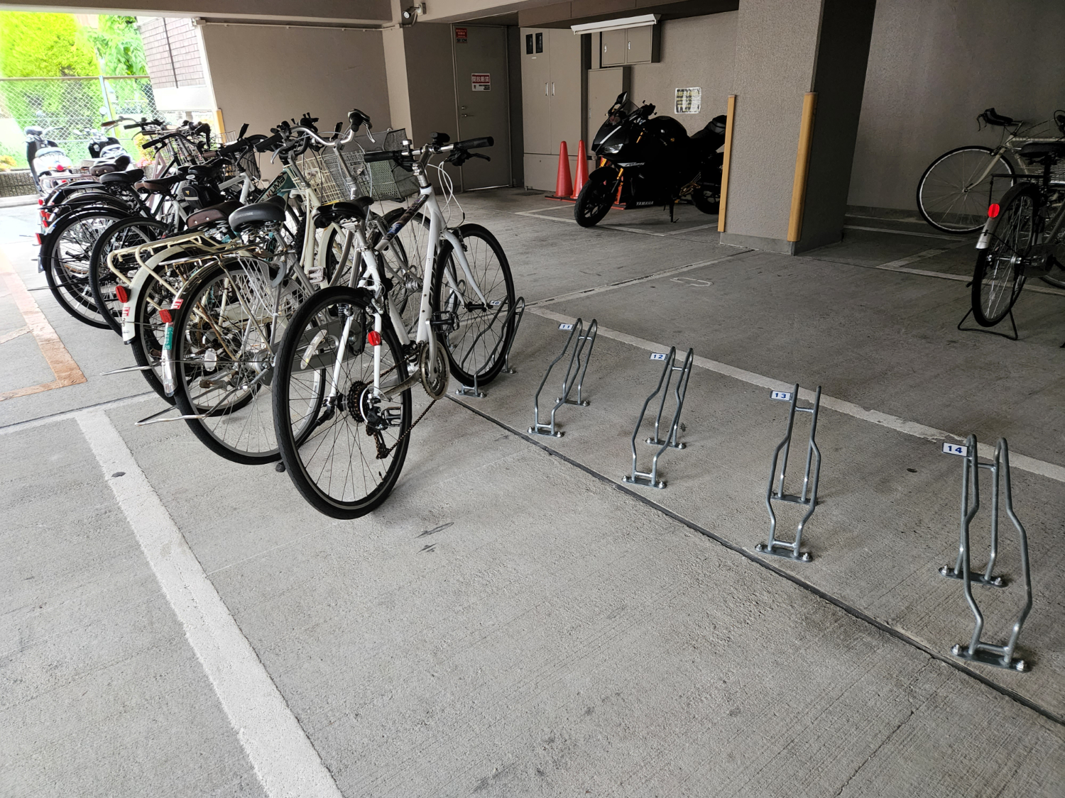 サイクルラック 前輪平置き自転車スイング式 複合商業施設用ゆとりタイプ-リンテック工業株式会社