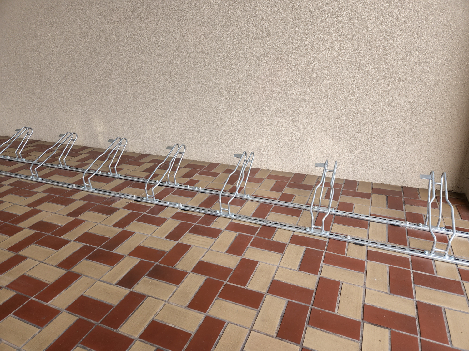 左右に開いて出し入れしやすいサイクルラック 前輪平置き ベースフレーム(子供乗せ電動自転車対応、堅牢でサビに強い、アスファルトブロック向け）-リンテック工業株式会社