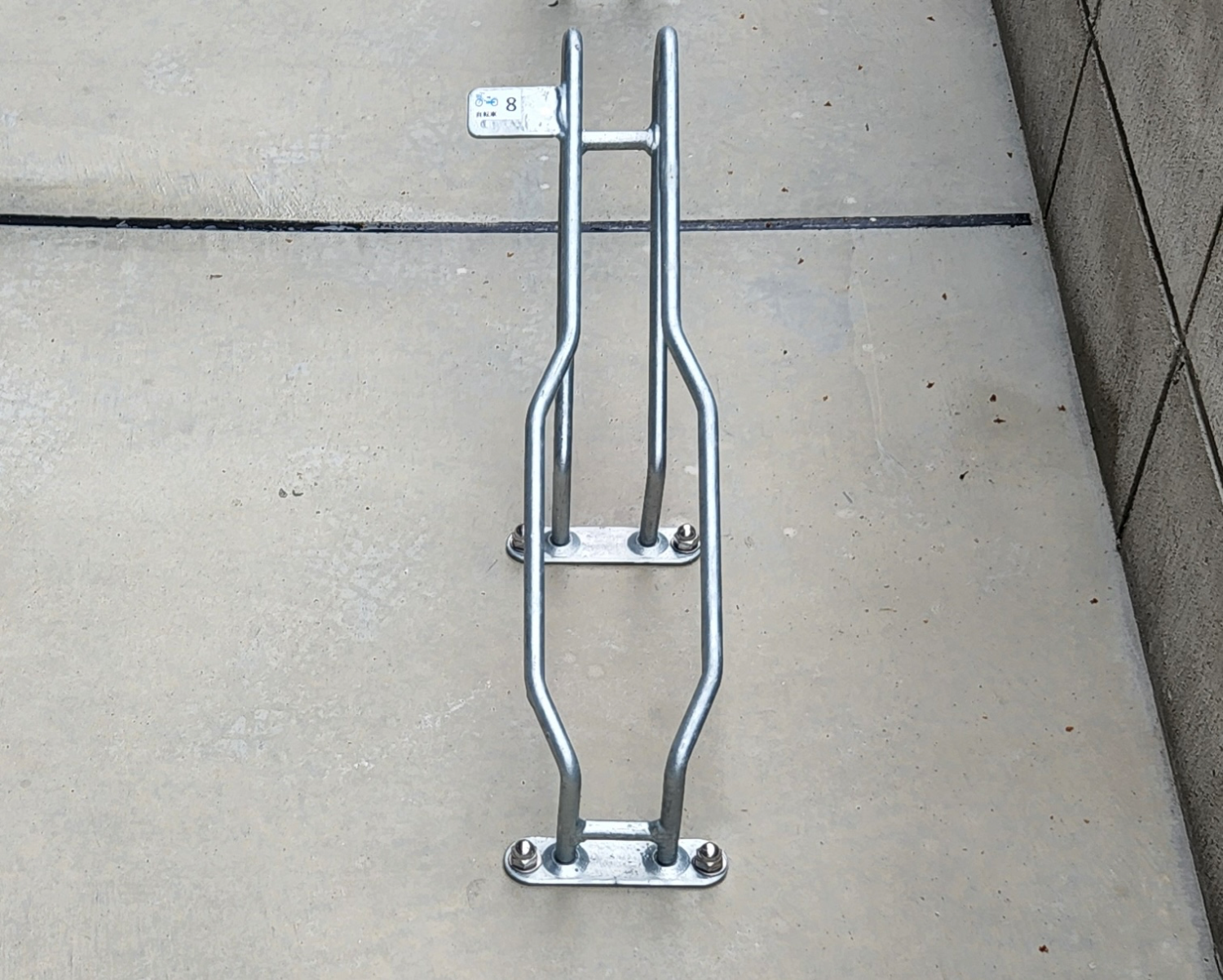 家庭用サイクルラック 前輪平置きタイプ（子供乗せ電動自転車に対応、堅牢でサビに強い、強風による転倒を防止します）-リンテック工業株式会社